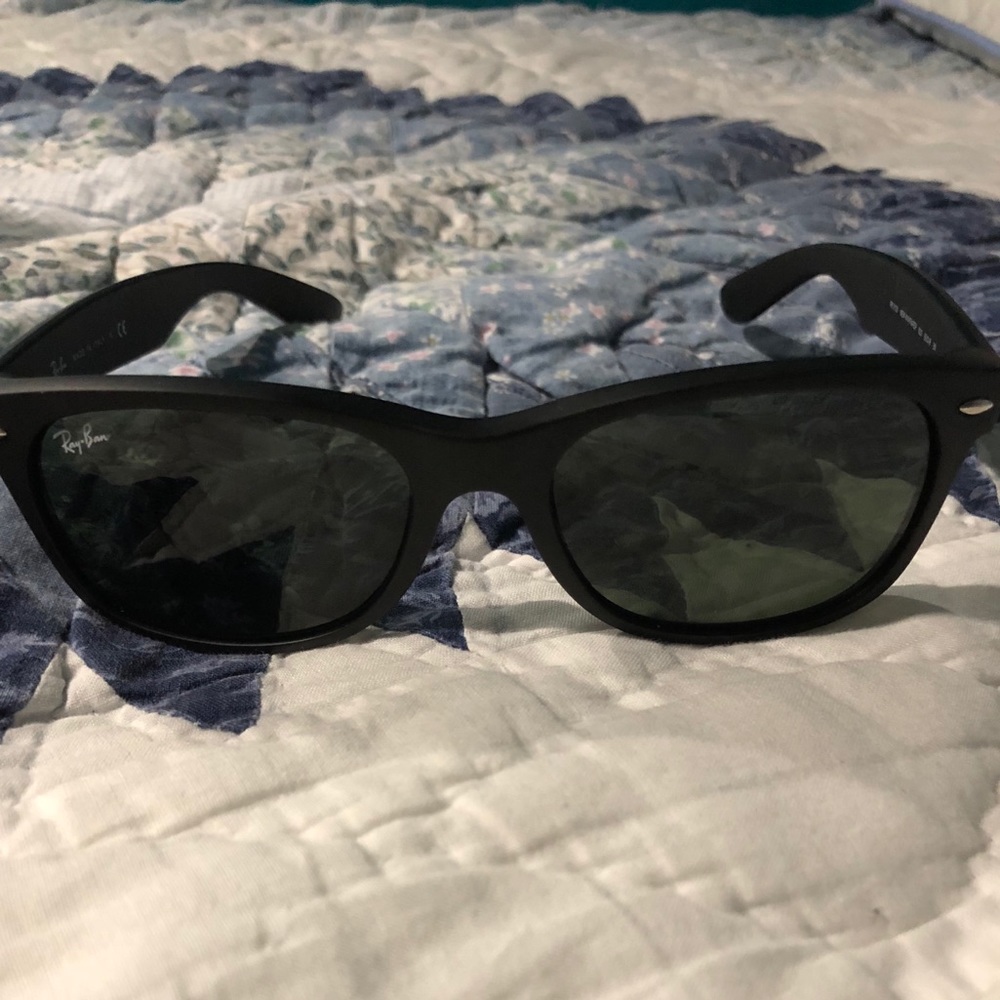 Ray-Ban Sunglasses: style 2132